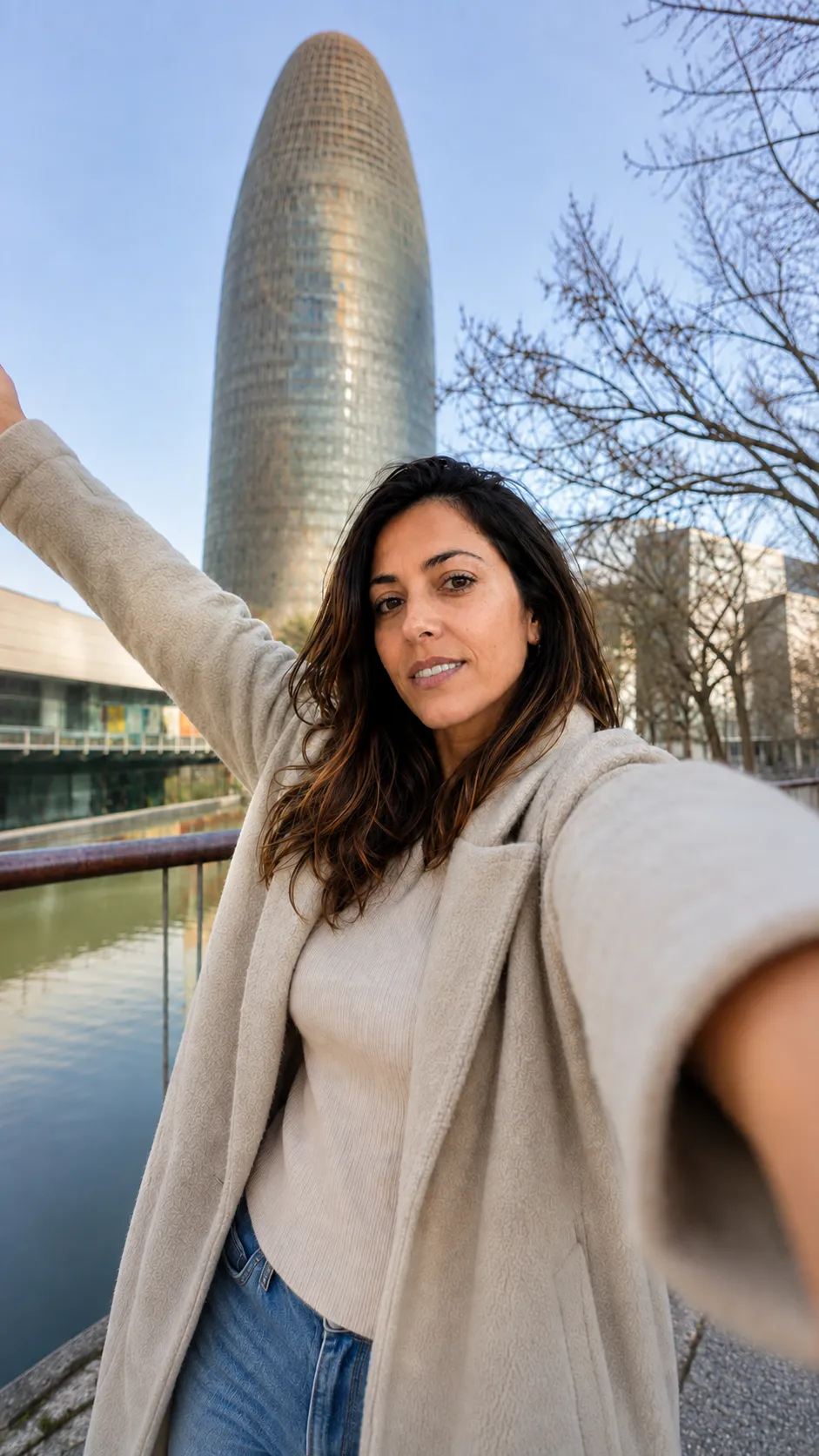 Laura Vidal fotografiada en Barcelona, junto a la Torre Glòries